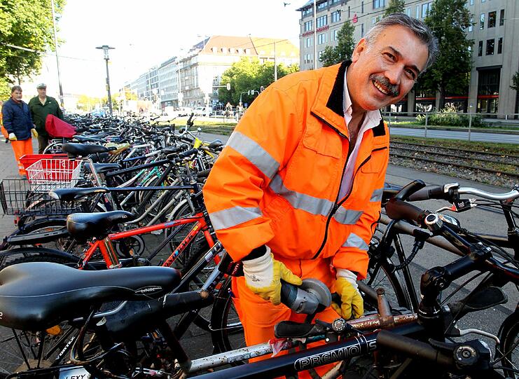 Verbeult, ausgeschlachtet, vergessen - das Baureferat entsorgt Schrott-Radl aus der Stadt, weil sie Platz wegnehmen und dem Stadtbild schaden. Die Bilder der Entsorgungs-Aktion.