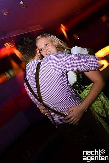 Auffallend viele Partygänger in Tracht beim "Hasenalarm" im Max un Moritz. Und auch sonst gin?s heiß her. Mehr Bilder finden Sie unter: www.nachtagenten.de