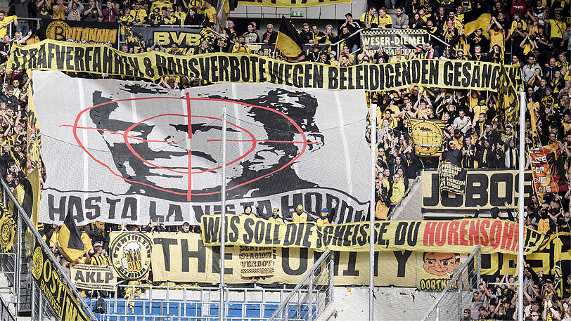 Vom DFB nicht gerne gesehen: ein beleidigendes Transparent aus dem BVB-Block.