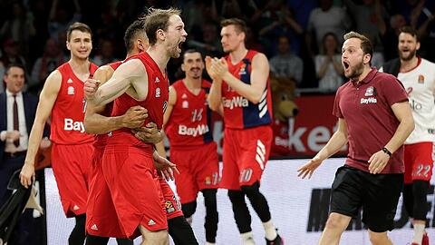 Jubel in letzter Sekunde: Petteri Koponen wird von seinen Teamkollegen gefeiert.
