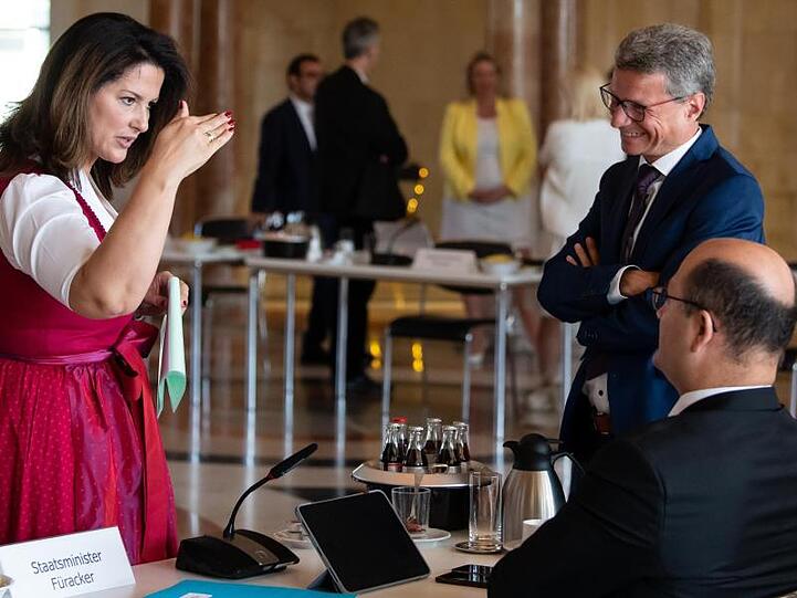 Michaela Kaniber (l-r), Bernd Sibler und Albert Füracker (alle CSU) unterhalten sich vor Beginn der Kabinettssitzung. Foto: Sven Hoppe/dpa Pool/dpa