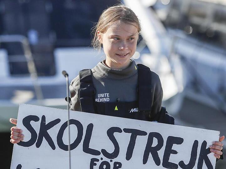 Mit diesem Aufruf wurde sie weltberühmt: Greta Thunberg und ihr Banner mit der Aufschrift "Skolstrejk För Klimatet" (Schulstreik für das Klima).