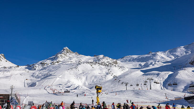 Skifahrer halten sich in Idalpe im Skigebiet Ischgl auf. An den Liften in dem Tiroler Ort, von dessen Après-Ski-Szene aus sich das Coronavirus Anfang 2020 über Österreichs Grenzen in viele Länder Europas verbreitet hatte, herrschte zum Saisonstart kaum Betrieb.