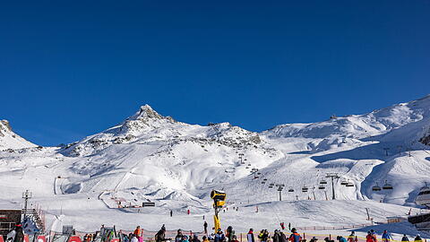 Skifahrer halten sich in Idalpe im Skigebiet Ischgl auf. An den Liften in dem Tiroler Ort, von dessen Après-Ski-Szene aus sich das Coronavirus Anfang 2020 über Österreichs Grenzen in viele Länder Europas verbreitet hatte, herrschte zum Saisonstart kaum Betrieb.