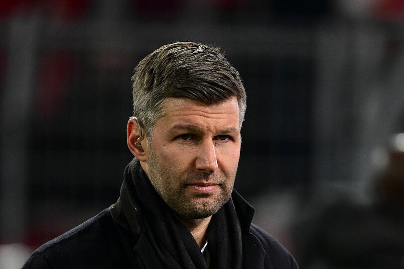 Thomas Hitzlsperger ist regelmäßig als Fußball-Experte in den Medien präsent und ordnet aktuelle Entwicklungen im Profifußball ein. Thomas Hitzlsperger ist regelmäßig als Fußball-Experte in den Medien präsent und ordnet aktuelle Entwicklungen im Profifußball ein.