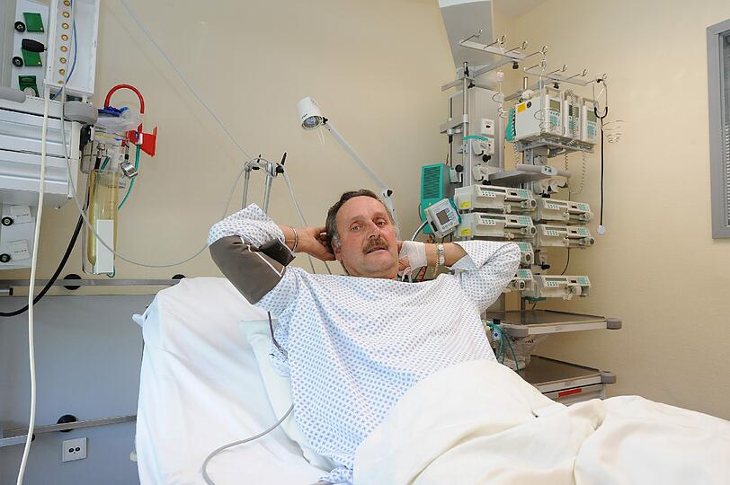 Daumen hoch! Peter Neururer nach seinem Herzinfarkt in der Klinik.