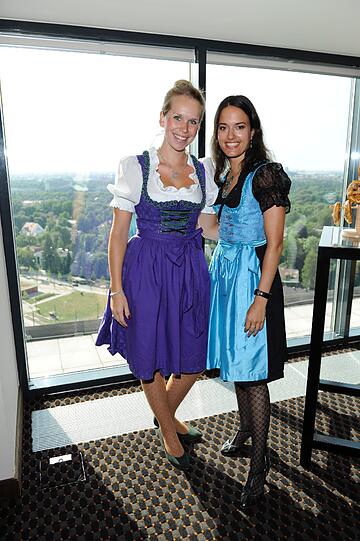 Sheila Erlewein von Wolford und ihre Begleitung im Wiesn-Outfit