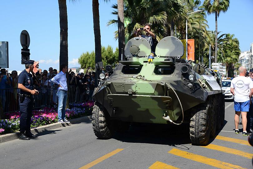 Mit diesem Panzer sind Arnie und Co. zuvor über die Croisette in Cannes gebrettert.