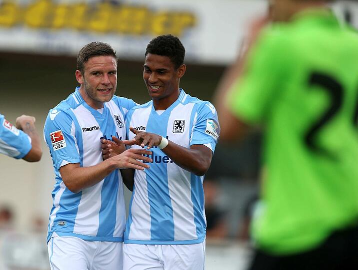 Dominik Stahl mit Torschütze Rubin Okotie.