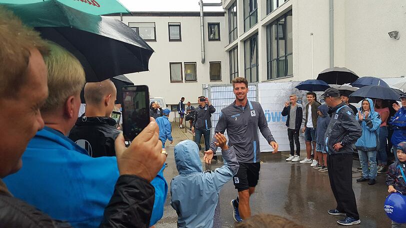 Hunderte Fans waren bereits am Morgen auf dem Gelände. Vor allem Wieder-Neu-Löwe Stefan Aigner sorgte für Euphorie bei den Anhängern.