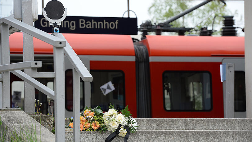 Bei der Messerattacke eines wohl psychisch kranken Täters starb ein Mann, drei Opfer wurden verletzt. Bei der Messerattacke eines wohl psychisch kranken Täters starb ein Mann, drei Opfer wurden verletzt.