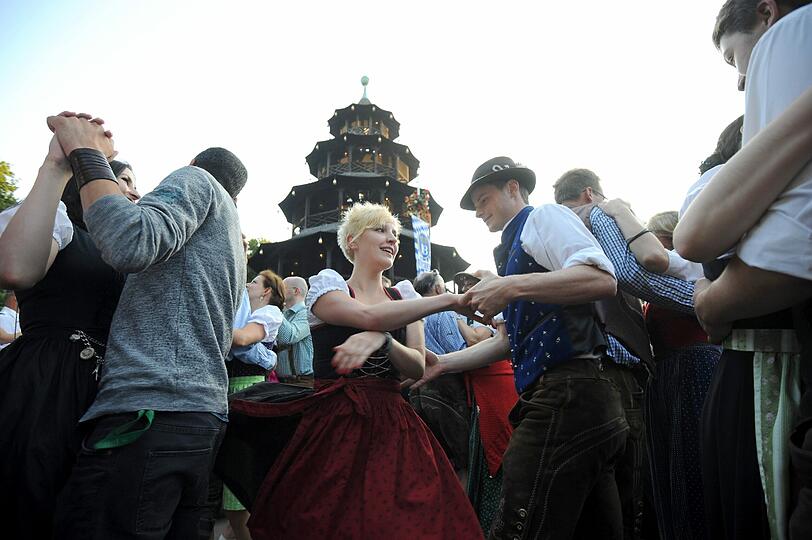 Hoch her geht es auf dem Kocherlball am Chinesischen Turm auch heuer seit 6 Uhr in der Früh.