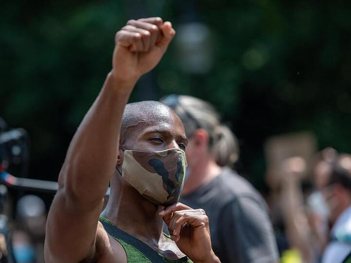 Ein Teilnehmer der "Black Lives Matter"-Bewegung hebt die Faust. Foto: Christophe Gateau/dpa/Archivbild