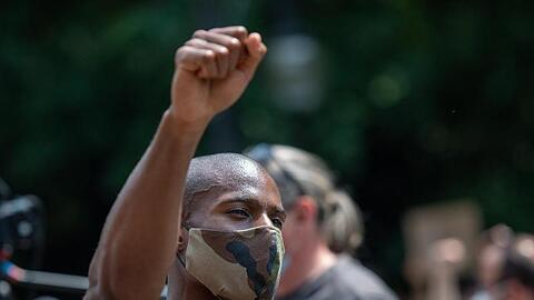 Ein Teilnehmer der "Black Lives Matter"-Bewegung hebt die Faust. Foto: Christophe Gateau/dpa/Archivbild
