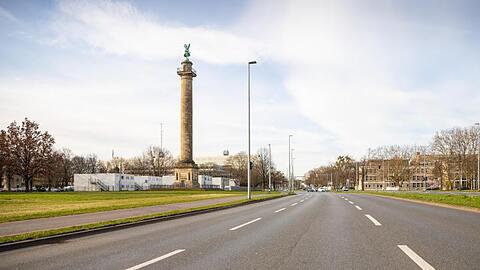 Von morgendlichem Berufsverkehr ist in der Lavesallee an der Waterloosäule in Hannover nichts mehr zu spüren.