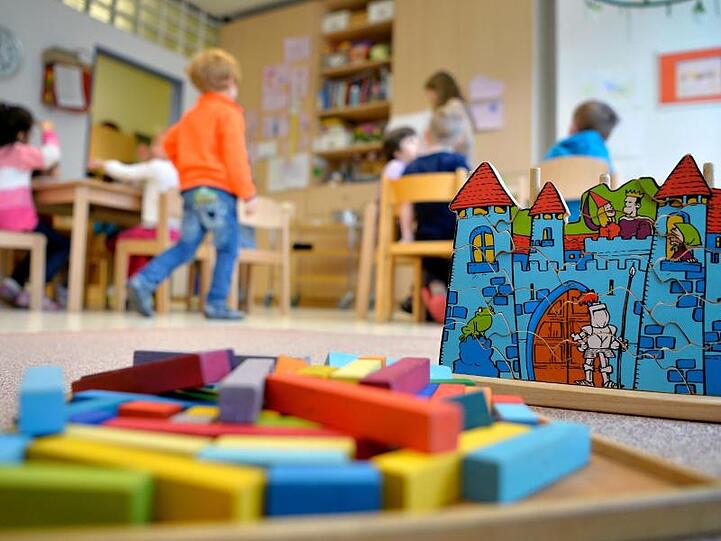 Spielzeug liegt in einer Kindertagesstätte auf dem Boden. Foto: Monika Skolimowska/Archivbild