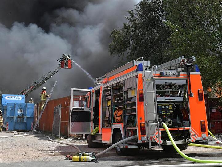 Die Feuerwehr ist vor Ort. Das Dong-Xuan-Einkaufscenter besteht aus mehreren Markt- und Lagerhallen.