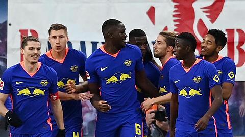 Leipzigs Ibrahima Konaté (M) hat soeben zum 1:0 getroffen.