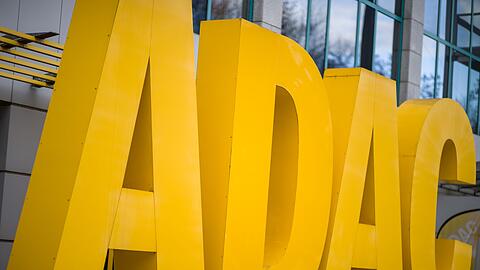 Der Schriftzug des Automobilclubs ADAC steht vor dem Gebäude am Sitz des ADAC-Nordbayern.