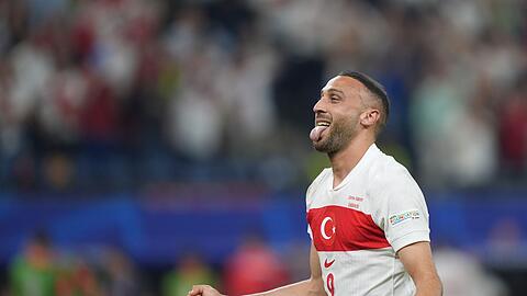 Der Türke Cenk Tosun jubelt nach seinem Treffer zum 2:1-Endstand.