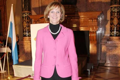 Knallig: Karin Seehofer trägt einen pinken Blazer zum Kleid.