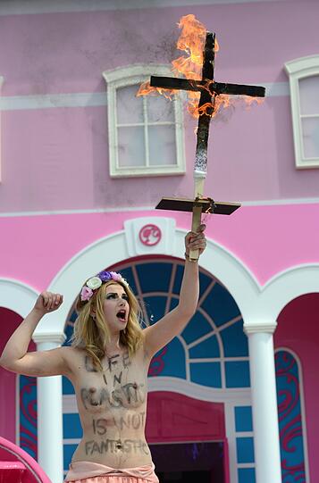 Die Femen-Aktion beim "Barbie-Dreamhouse" in Berlin. Die Bilder