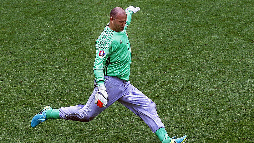 Mit 40 Jahren gibt Gabor Kiraly seinen Rücktritt aus der Nationalmannschaft bekannt. Mit 40 Jahren gibt Gabor Kiraly seinen Rücktritt aus der Nationalmannschaft bekannt.
