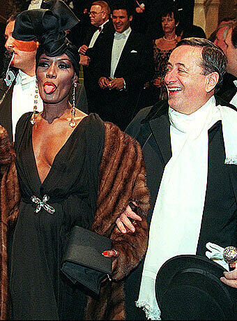 Lugner genießt sichtlich die Begleitung von Grace Jones, die an seiner Seite ziemlich ausgelassen sein kann.