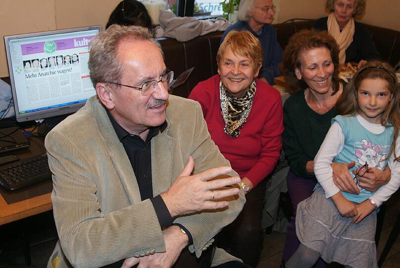 Christian Ude (SPD) - hier im AZ Café - führt die Besucher am Sonntag durch Schwabing.