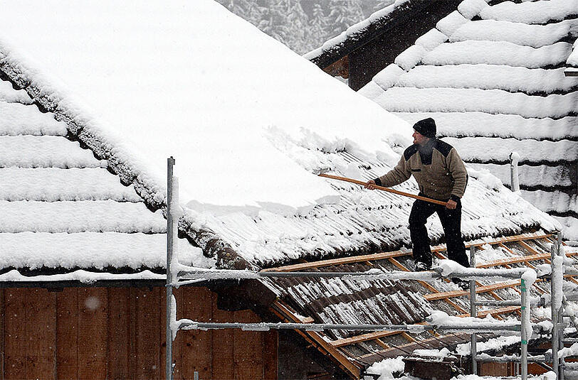 Das Beseitigen von Schnee auf dem Dach sollte nur von Experten, wie der Feuerwehr oder Dachdeckern übernommen werden.