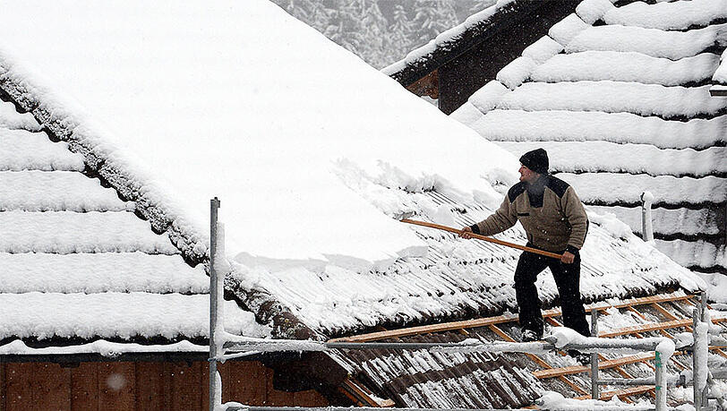 Das Beseitigen von Schnee auf dem Dach sollte nur von Experten, wie der Feuerwehr oder Dachdeckern übernommen werden. Das Beseitigen von Schnee auf dem Dach sollte nur von Experten, wie der Feuerwehr oder Dachdeckern übernommen werden.