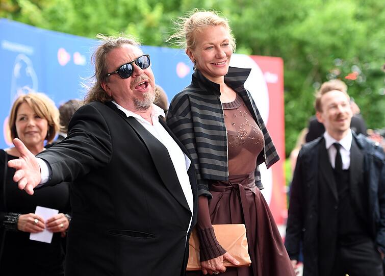 Die Schauspieler Armin Rohde und Karen Böhne.