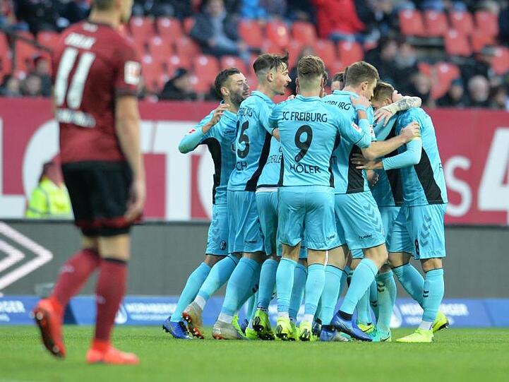 Die Freiburger Spieler jubeln über das Tor zum 1:0 beim FC Nürnberg.