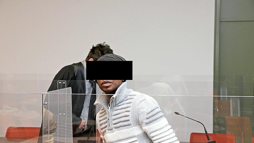 Der Angeklagte soll seine Frau im Schlaf vergewaltigt haben.