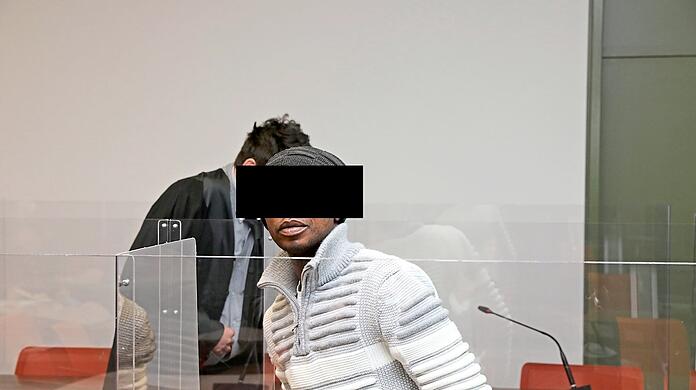 Der Angeklagte soll seine Frau im Schlaf vergewaltigt haben.