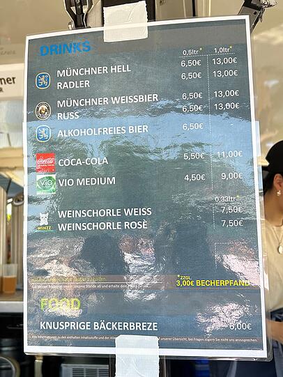 Wer sich im Olympiapark etwas zu trinken oder essen kaufen möchte, muss tief in die Tasche greifen.