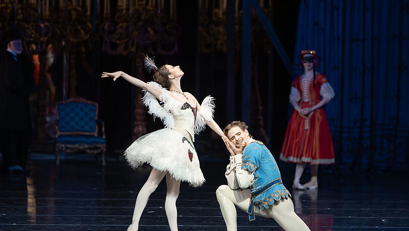 Ksenia Shevtsova und Jakob Feyferlik in John Neumeiers "Schwanensee"-Version im Nationaltheater.