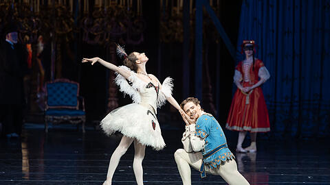 Ksenia Shevtsova und Jakob Feyferlik in John Neumeiers "Schwanensee"-Version im Nationaltheater.
