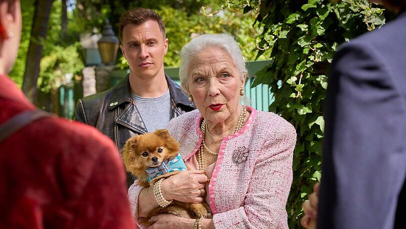 "Die Heiland - Wir sind Anwalt: Greifvogel unter Verdacht": Ruth von Rohden (Marie Anne Fliegel, v.) glaubt, dass ein Greifvogel einen ihrer Hunde attackiert hat.