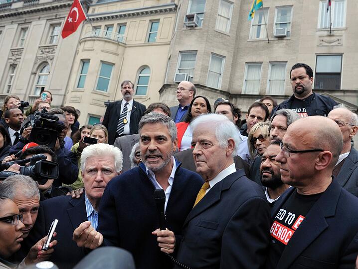 Hollywood-Star George Clooney und sein Vater Nick sind bei einer Protestkundgebung vor der sudanesischen Botschaft in Washington festgenommen worden. Das US-Fernsehen zeigte, wie die beiden in Handschellen von Polizisten abgeführt wurden - sehen Sie hier die Bilder...