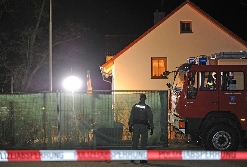 Brutaler Doppelmord in Notzing bei Erding: Ein Ehepaar wurde tot im Garten verscharrt. Der 21-jährige Täter hat sich gestellt - er ist der Ex-Freund der Tochter.