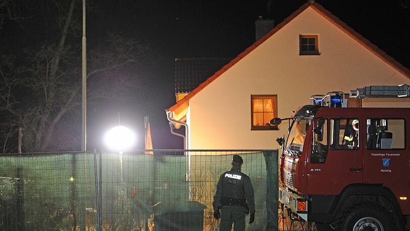 Brutaler Doppelmord in Notzing bei Erding: Ein Ehepaar wurde tot im Garten verscharrt. Der 21-jährige Täter hat sich gestellt - er ist der Ex-Freund der Tochter. Brutaler Doppelmord in Notzing bei Erding: Ein Ehepaar wurde tot im Garten verscharrt. Der 21-jährige Täter hat sich gestellt - er ist der Ex-Freund der Tochter.