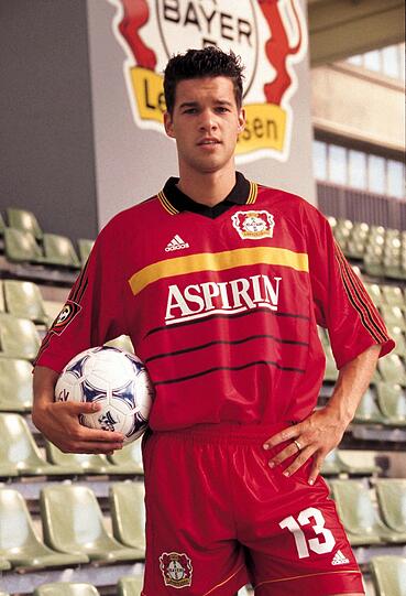 Von 1999 bis 2002 spielte Ballack für Bayer Leverkusen.