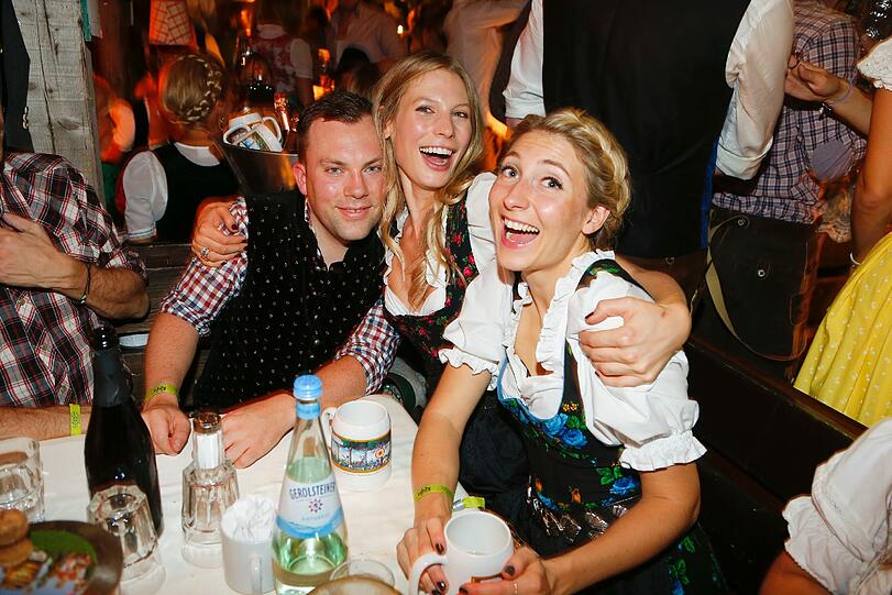 Sarah Brandner (Mitte) mit Freunden Tobias und Sabine.