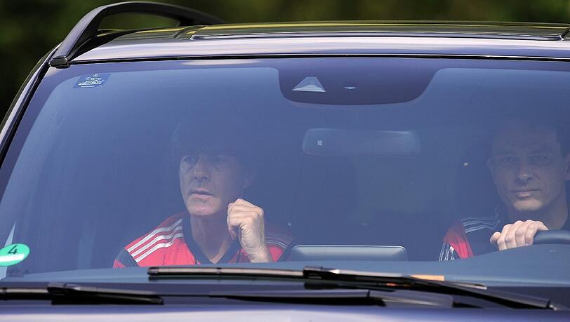 Nach dem Unfall bei einer DFB-Werbe-Aktion: Joachim Löw lässt sich zum Training der Nationalmannschaft fahren. Nach dem Unfall bei einer DFB-Werbe-Aktion: Joachim Löw lässt sich zum Training der Nationalmannschaft fahren.