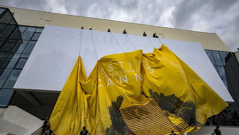 Im Zeichen der Palme: Arbeiter befestigen das offizielle Plakat der 69. Filmfestspiele in Cannes am Festival-Palast. Im Zeichen der Palme: Arbeiter befestigen das offizielle Plakat der 69. Filmfestspiele in Cannes am Festival-Palast.