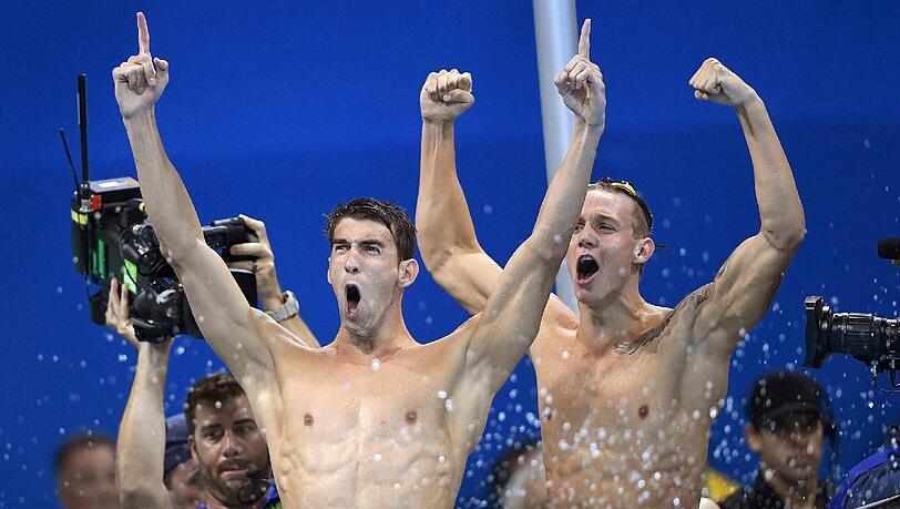 Michael Phelps (l.) und Caeleb Dressel feiern ihren Sieg der Freistil-Staffel über 4 x 100 Meter. Michael Phelps (l.) und Caeleb Dressel feiern ihren Sieg der Freistil-Staffel über 4 x 100 Meter.