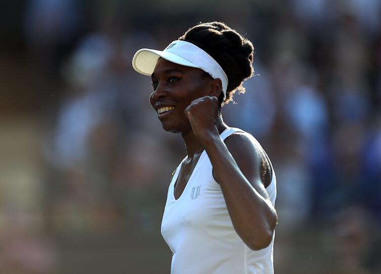 Sympathisches Lächeln: Venus Williams nach ihrem Erstrundensieg. Auch sie hält sich selbstverständlich an die Kleiderordnung.