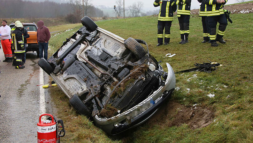 Weshalb der Mann die Kontrolle über seinen Wagen verloren hat, ist noch unklar. Er kam mit mittelschweren Verletzungen ins Krankenhaus. Weshalb der Mann die Kontrolle über seinen Wagen verloren hat, ist noch unklar. Er kam mit mittelschweren Verletzungen ins Krankenhaus.