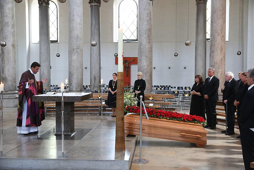 Der Trauergottesdienst für den verstorbenen Alt-OB Hans-Jochen Vogel fand im kleinen Rahmen statt. Oberbürgermeister Dieter Reiter sowie die Bürgermeisterinnen Katrin Habenschaden und Verena Dietl nahmen als Vertreter der Stadt München teil.